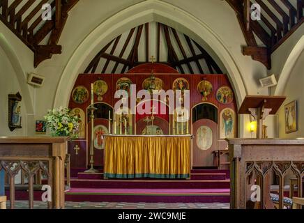 Interno della chiesa di St Paul, High Street, West Wycombe, Buckinghamshire, Regno Unito; risale agli anni '1870 e registrato come piccolo luogo di pellegrinaggio Foto Stock