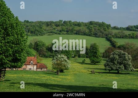 Campagna primaverile a Hughenden nelle Chiltern Hills, Buckinghamshire, Regno Unito; vecchio cottage in primo piano Foto Stock