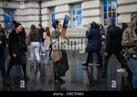 18 novembre 2023: Una donna solitaria distribuisce volantini fuori dal Sea Life London Aquarium incoraggiando il pubblico a boicottare tutti gli acquari per motivi di crudeltà animale. Foto Stock