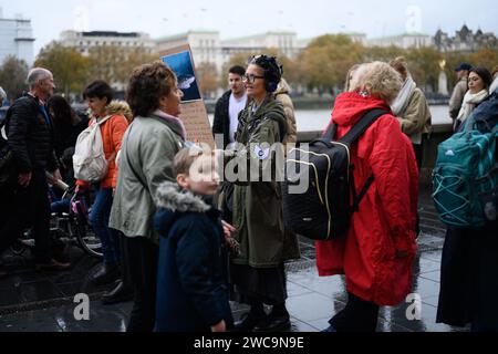 18 novembre 2023: Una donna solitaria distribuisce volantini fuori dal Sea Life London Aquarium incoraggiando il pubblico a boicottare tutti gli acquari per motivi di crudeltà animale. Foto Stock