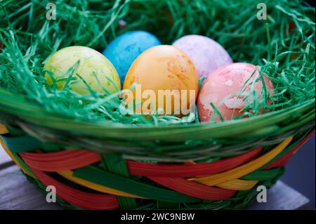 Tradition, Osterbrauch, gefärbte Eier in verschiedenen Farben liegen im Osternest Osterbrauch *** tradizione, usanza pasquale, uova colorate in diversi colori giacciono nell'usanza pasquale pasquale Foto Stock