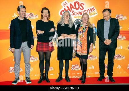 Dario Suter, Carolin Dassel, Corinna Mehner, Dagmar H. Mueller und Gast bei der Premiere des Kinofiilms Die Chaosschwestern und Pinguin Paul im Cinemaxx. München, 14.01.2024 *** Dario Suter, Carolin Dassel, Corinna Mehner, Dagmar H Mueller e ospite alla prima del lungometraggio The Chaos Sisters and Penguin Paul al Cinemaxx di Monaco, 14 01 2024 foto:Xn.xKolinzx/xFuturexImagex paul 4124 Foto Stock