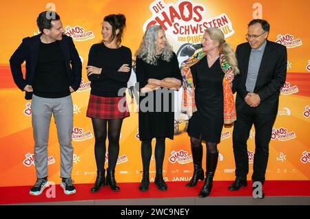 Dario Suter, Carolin Dassel, Corinna Mehner, Dagmar H. Mueller und Gast bei der Premiere des Kinofiilms Die Chaosschwestern und Pinguin Paul im Cinemaxx. München, 14.01.2024 *** Dario Suter, Carolin Dassel, Corinna Mehner, Dagmar H Mueller e ospite alla prima del lungometraggio The Chaos Sisters and Penguin Paul al Cinemaxx di Monaco, 14 01 2024 foto:Xn.xKolinzx/xFuturexImagex paul 4125 Foto Stock