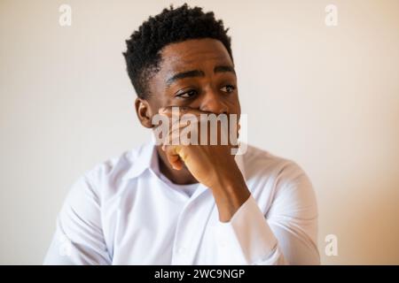 Ritratto di un giovane uomo d'affari preoccupato e deluso. Foto Stock