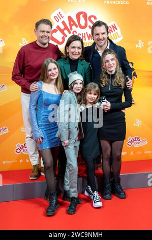 Max Giermann, Barbara Romaner, Felix Klare, Lilit Serger, cara Vondey, Rona Regjepi und Momo Beier bei der Premiere des Kinofiilms Die Chaosschwestern und Pinguin Paul im Cinemaxx. München, 14.01.2024 *** Max Giermann, Barbara Romaner, Felix Klare, Lilit Serger, cara Vondey, Rona Regjepi e Momo Beier alla prima del lungometraggio The Chaos Sisters and Penguin Paul al Cinemaxx di Monaco, 14 01 2024 foto:Xn.xKolinzx/xFuturexImagex paul 4148 Foto Stock