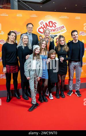 Carolin Dassel, Corinna Mehner, Gast, cara Vondey, Lilit Serger, Dagmar H. Mueller, Rona Regjepi, Momo Beier und Dario Suter bei der Premiere des Kinofiilms Die Chaosschwestern und Pinguin Paul im Cinemaxx. München, 14.01.2024 *** Carolin Dassel, Corinna Mehner, ospite, cara Vondey, Lilit Serger, Dagmar H Mueller, Rona Regjepi, Momo Beier e Dario Suter alla premiere del lungometraggio The Chaos Sisters and Penguin Paul al Cinemaxx di Monaco, 14 01 2024 foto:Xn.xKolinzx/xFuturexImagex paul 4157 Foto Stock