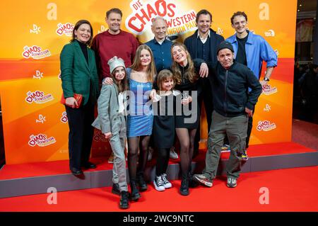 Barbara Romaner, Max Giermann, cara Vondey, Lilit Serger, Michael Lott, Rona Regjepi, Momo Beier, Felix Klare, Mike Marzuk e Julian Janssen bei der Premiere des Kinofiilms Die Chaosschwestern und Pinguin Paul im Cinemaxx. München, 14.01.2024 *** Barbara Romaner, Max Giermann, cara Vondey, Lilit Serger, Michael Lott, Rona Regjepi, Momo Beier, Felix Klare, Mike Marzuk e Julian Janssen alla premiere del lungometraggio The Chaos Sisters and Penguin Paul al Cinemaxx di Monaco, 14 01 2024 foto:Xn.xKolinzx/xFuturexImagex paul 4160 Foto Stock