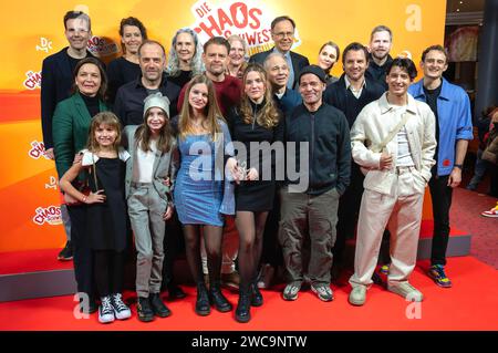 Barbara Romaner, Max Giermann, cara Vondey, Lilit Serger, Michael Lott, Rona Regjepi, Momo Beier, Felix Klare, Mike Marzuk, Julian Janssen e Team bei der Premiere des Kinofiilms Die Chaosschwestern und Pinguin Paul im Cinemaxx. München, 14.01.2024 *** Barbara Romaner, Max Giermann, cara Vondey, Lilit Serger, Michael Lott, Rona Regjepi, Momo Beier, Felix Klare, Mike Marzuk, Julian Janssen e team alla premiere del lungometraggio The Chaos Sisters and Penguin Paul at Cinemaxx Munich, 14 01 2024 foto:Xn.xKolinzx/xFuturexImagex paul 4162 Foto Stock