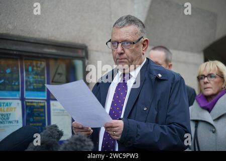 Gary Furlong fa una dichiarazione ai media fuori dall'Old Bailey, Londra, per l'inchiesta sulle vittime dell'attacco terroristico di Reading. A Khairi Saadallah è stata inflitta un'intera condanna a vita per aver ucciso James Furlong, 36 anni, David Wails, 49 anni, e Joseph Ritchie-Bennett, 39 a Forbury Gardens il 20 luglio 2020 in un attacco terroristico. Data immagine: Lunedì 15 gennaio 2024. Foto Stock