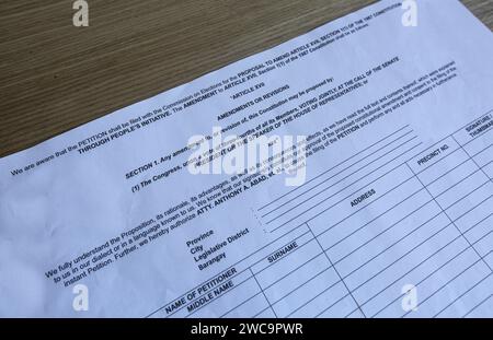 Manila, Filippine. 15 gennaio 2024: Scadenza per la presentazione del controverso modulo di petizione per l’iniziativa popolare per il cambiamento della carta delle Filippine (Cha-Cha). Diversi legislatori, leader religiosi o politici hanno messo in guardia contro l’iniziativa popolare “guidata da politici” di emendare la Costituzione del 1987. L'iniziativa, sostenuta da un annuncio televisivo che scredita la Costituzione ereditata dalla rivoluzione EDSA del 1986, è contaminata da accuse di corruzione. I media filippini hanno riferito che numerosi firmatari sono stati costretti, pagati o ingannati con vari pretesti apolitici. Crediti: Kevin Izorce/Alamy Live News Foto Stock