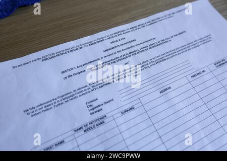 Manila, Filippine. 15 gennaio 2024: Scadenza per la presentazione del controverso modulo di petizione per l’iniziativa popolare per il cambiamento della carta delle Filippine (Cha-Cha). Diversi legislatori, leader religiosi o politici hanno messo in guardia contro l’iniziativa popolare “guidata da politici” di emendare la Costituzione del 1987. L'iniziativa, sostenuta da un annuncio televisivo che scredita la Costituzione ereditata dalla rivoluzione EDSA del 1986, è contaminata da accuse di corruzione. I media filippini hanno riferito che numerosi firmatari sono stati costretti, pagati o ingannati con vari pretesti apolitici. Crediti: Kevin Izorce/Alamy Live News Foto Stock