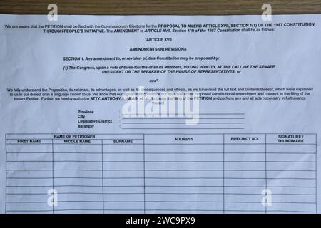 Manila, Filippine. 15 gennaio 2024: Scadenza per la presentazione del controverso modulo di petizione per l’iniziativa popolare per il cambiamento della carta delle Filippine (Cha-Cha). Diversi legislatori, leader religiosi o politici hanno messo in guardia contro l’iniziativa popolare “guidata da politici” di emendare la Costituzione del 1987. L'iniziativa, sostenuta da un annuncio televisivo che scredita la Costituzione ereditata dalla rivoluzione EDSA del 1986, è contaminata da accuse di corruzione. I media filippini hanno riferito che numerosi firmatari sono stati costretti, pagati o ingannati con vari pretesti apolitici. Crediti: Kevin Izorce/Alamy Live News Foto Stock