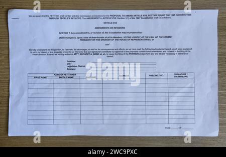 Manila, Filippine. 15 gennaio 2024: Scadenza per la presentazione del controverso modulo di petizione per l’iniziativa popolare per il cambiamento della carta delle Filippine (Cha-Cha). Diversi legislatori, leader religiosi o politici hanno messo in guardia contro l’iniziativa popolare “guidata da politici” di emendare la Costituzione del 1987. L'iniziativa, sostenuta da un annuncio televisivo che scredita la Costituzione ereditata dalla rivoluzione EDSA del 1986, è contaminata da accuse di corruzione. I media filippini hanno riferito che numerosi firmatari sono stati costretti, pagati o ingannati con vari pretesti apolitici. Crediti: Kevin Izorce/Alamy Live News Foto Stock