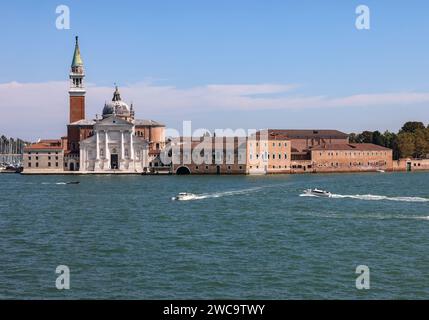 Venezia - 5 settembre 2022: basilica di San Giorgio maggiore, progettata da Andrea Palladio e situata sull'isola di San Giorgio maggiore. Foto Stock