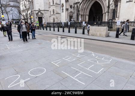 Londra, Regno Unito. 13 gennaio 2024. Una data scritta in gesso su un marciapiede è raffigurata al di fuori delle Royal Courts of Justice. indica la data dell'udienza finale per l'estradizione del fondatore e giornalista investigativo di Wikileaks Julian Assange, che dovrebbe iniziare presso la Royal Courts of Justice il 20 febbraio 2024. Crediti: Mark Kerrison/Alamy Live News Foto Stock