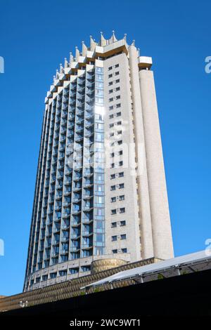 Vista sull'iconico Hotel Kazakhstan, 26 piani, aperto nel 1977. È un esempio di architettura socialista sovietica, modernista. Ad Almaty, Kazakistan. Foto Stock