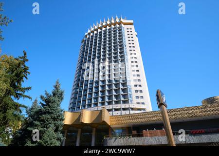 Una vista dell'iconico Hotel Kazakhstan a 26 piani con tettoia frontale dorata, aperto nel 1977. È un esempio di architettura socialista sovietica, modernista. Foto Stock