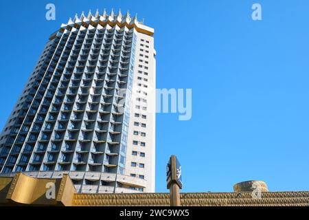 Una vista dell'iconico Hotel Kazakhstan a 26 piani con tettoia frontale dorata, aperto nel 1977. È un esempio di architettura socialista sovietica, modernista. Foto Stock