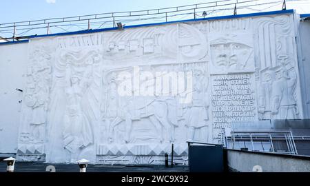 Dettaglio dell'iconico murale bianco a bassorilievo sul lato del cinema centrale Arman. Il dettaglio riguarda i soldati in battaglia. Ad Almaty, kazaki Foto Stock