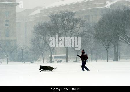 Una tempesta di neve da record il 16 febbraio 2003, nella capitale degli Stati Uniti, ha portato gli sciatori di fondo al National Mall per godersi il forte accumulo di neve. Foto Stock