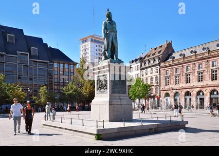 Strasburgo, Francia - settembre 2023: Statua del generale Jean-Baptiste Kléber nella piazza denominata "Place Kléber" Foto Stock