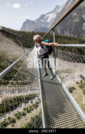 Escursionista sul ponte sospeso Charles Kuonen, Vallese, Svizzera Foto Stock