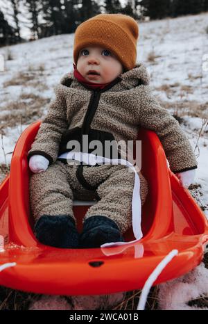 Il bambino attende felicemente l'avventura sull'albero di natale Foto Stock