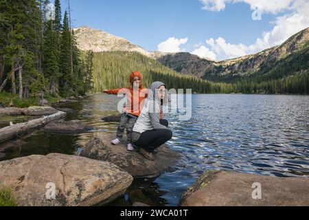 Madre e bambino si divertono insieme in un'avventura sul lago Foto Stock