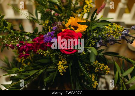 Primo piano di colorate composizioni floreali con rosa rosa al centro Foto Stock