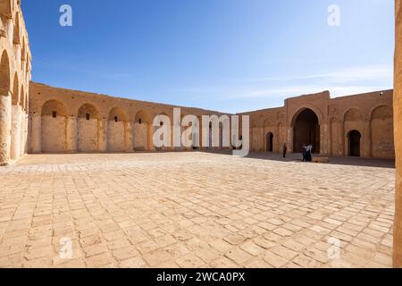 Vista del cortile principale del ricevimento, della Fortezza di al-Ukhaidir o del palazzo abbaside di Ukhaider, Iraq Foto Stock