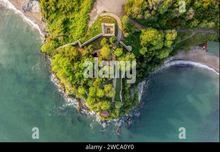 Il castello di Ceneviz è stato costruito su una scogliera situata tra due baie, 2.5 chilometri a ovest del distretto di Düzce Akçakoca in turchia. Foto Stock