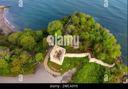 Il castello di Ceneviz è stato costruito su una scogliera situata tra due baie, 2.5 chilometri a ovest del distretto di Düzce Akçakoca in turchia. Foto Stock