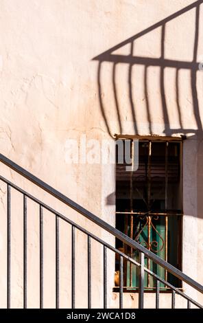 Ombre dei bar nel centro storico di Villajoyosa Foto Stock