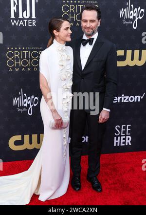 SANTA MONICA, LOS ANGELES, CALIFORNIA, USA - 14 GENNAIO: Keri Russell e il partner Matthew Rhys arrivano al 29° Annual Critics' Choice Awards tenutosi al Barker Hangar il 14 gennaio 2024 a Santa Monica, Los Angeles, California, Stati Uniti. (Foto di Xavier Collin/Image Press Agency) Foto Stock