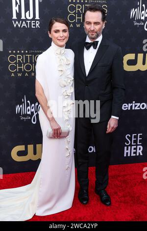 SANTA MONICA, LOS ANGELES, CALIFORNIA, USA - 14 GENNAIO: Keri Russell e il partner Matthew Rhys arrivano al 29° Annual Critics' Choice Awards tenutosi al Barker Hangar il 14 gennaio 2024 a Santa Monica, Los Angeles, California, Stati Uniti. (Foto di Xavier Collin/Image Press Agency) Foto Stock