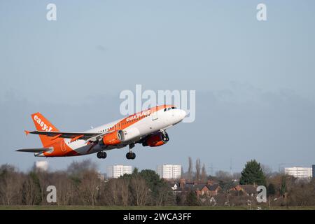 Decollo dell'Airbus A319-III all'aeroporto di Birmingham, Regno Unito (OE-LQF) Foto Stock