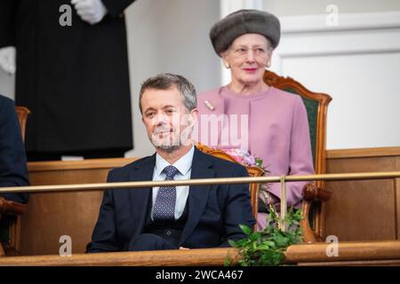 Copenhagen, Danimarca. 15 gennaio 2024. Re Frederik X e la regina Margrethe, come la nuova coppia reale e i membri della famiglia reale sono nella sala del Parlamento per la prima volta nei loro nuovi ruoli ufficiali al palazzo di Christiansborg a Copenaghen, lunedì 15 gennaio 2024. (Foto: IDA Marie Odgaard/Ritzau Scanpix) crediti: Ritzau/Alamy Live News Foto Stock