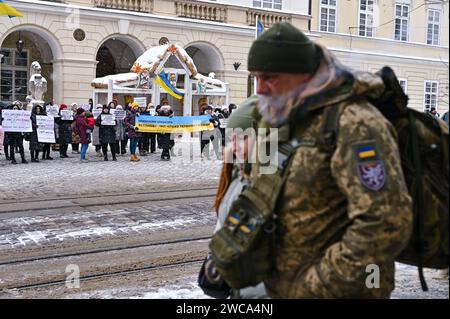 LEOPOLI, UCRAINA - 14 GENNAIO 2024 - mogli e parenti di soldati ucraini si radunano al di fuori del Consiglio comunale di Leopoli per chiedere alle autorità di approvare una legge che darebbe ai difensori il diritto di smobilitare dopo 18 mesi di servizio, Leopoli, Ucraina occidentale. Foto Stock