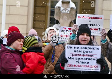 LEOPOLI, UCRAINA - 14 GENNAIO 2024 - mogli e parenti di soldati ucraini si radunano al di fuori del Consiglio comunale di Leopoli per chiedere alle autorità di approvare una legge che darebbe ai difensori il diritto di smobilitare dopo 18 mesi di servizio, Leopoli, Ucraina occidentale. Foto Stock