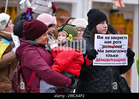 LEOPOLI, UCRAINA - 14 GENNAIO 2024 - mogli e parenti di soldati ucraini si radunano al di fuori del Consiglio comunale di Leopoli per chiedere alle autorità di approvare una legge che darebbe ai difensori il diritto di smobilitare dopo 18 mesi di servizio, Leopoli, Ucraina occidentale. Foto Stock