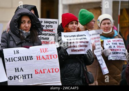 LEOPOLI, UCRAINA - 14 GENNAIO 2024 - mogli e parenti di soldati ucraini si radunano al di fuori del Consiglio comunale di Leopoli per chiedere alle autorità di approvare una legge che darebbe ai difensori il diritto di smobilitare dopo 18 mesi di servizio, Leopoli, Ucraina occidentale. Foto Stock