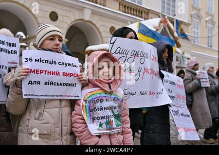 LEOPOLI, UCRAINA - 14 GENNAIO 2024 - mogli e parenti di soldati ucraini si radunano al di fuori del Consiglio comunale di Leopoli per chiedere alle autorità di approvare una legge che darebbe ai difensori il diritto di smobilitare dopo 18 mesi di servizio, Leopoli, Ucraina occidentale. Foto Stock