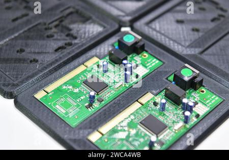 Primo piano circuito stampato elettronico in imballaggio in plastica di fabbrica, computer e apparecchiature concetto di fabbrica Foto Stock