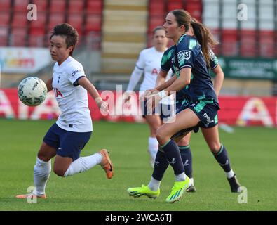 L-R Zhang Linyan (in prestito dalla Wuhan Jianghan University) e Tara Bourne della Sheffield United Women durante la partita di calcio della fa Cup femminile tra Tot Foto Stock