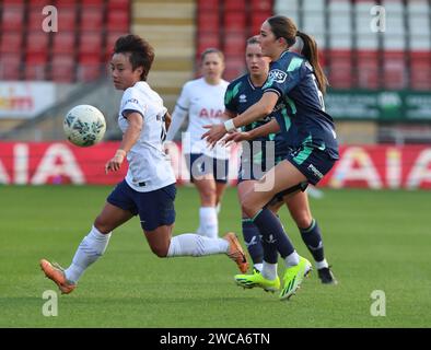 L-R Zhang Linyan (in prestito dalla Wuhan Jianghan University) e Tara Bourne della Sheffield United Women durante la partita di calcio della fa Cup femminile tra Tot Foto Stock