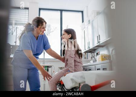 Medico di supporto lenire un paziente di bambini preoccupati in pronto soccorso. Concetto di supporto emotivo e cordialità per il paziente giovane. Foto Stock