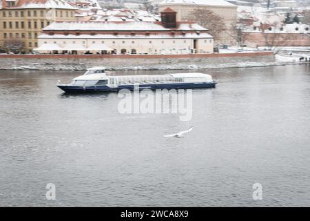 Neve a Praga, rare condizioni invernali fredde. Barca Praga in Repubblica Ceca, tempo innevato con edifici. Foto Stock