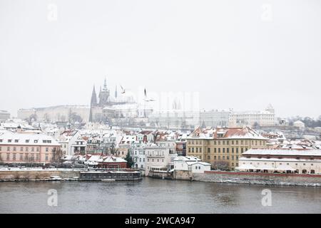 Neve a Praga, rare condizioni invernali fredde. Castello di Praga in Repubblica Ceca, tempo innevato con edifici. Foto Stock