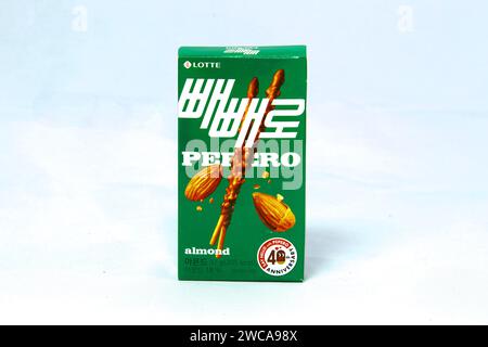 Ulsan, Corea del Sud - 14 gennaio 2024: Pepero di mandorle e cioccolato, deliziosi bastoncini sottili con cioccolato composto, presentati in una scatola verde pazza Foto Stock