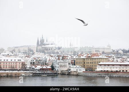 Neve a Praga, rare condizioni invernali fredde. Castello di Praga in Repubblica Ceca, tempo innevato con edifici. Foto Stock